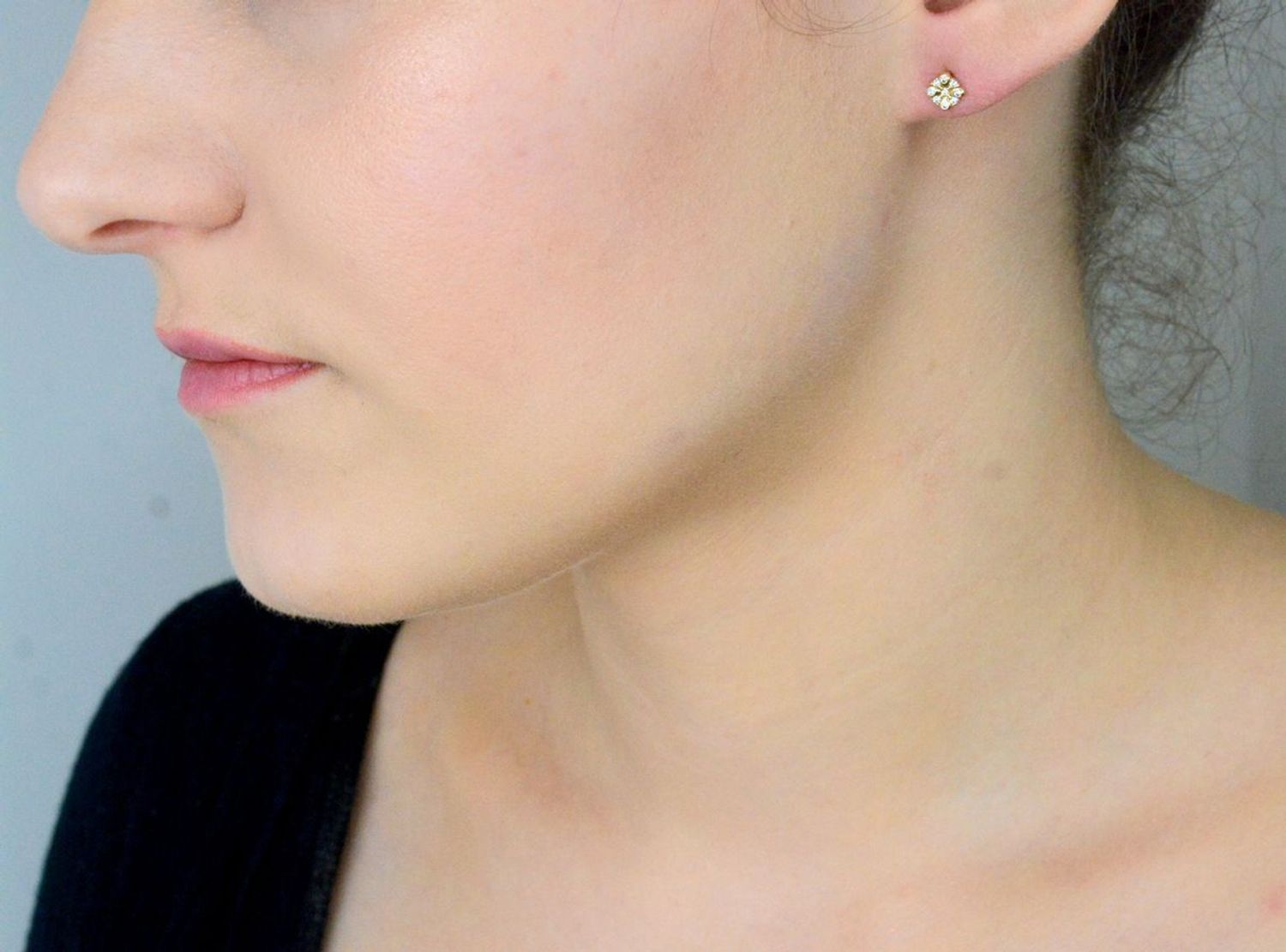 Kolczyki złote kwadraciki z cyrkoniami pr 585, KL 7498 Kolczyki mają kwadratowy kształt ozdobione cyrkoniami. Kolczyki to ponadczasowa biżuteria, która pasuje do każdego rodzaju stylizacji.1.jpg